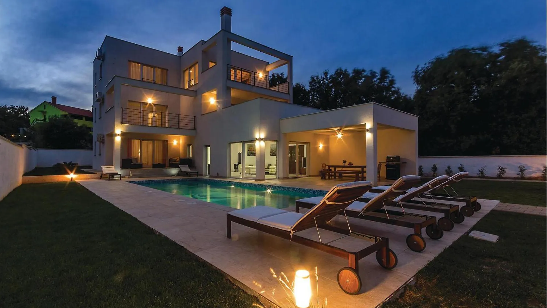 Beautiful Home In Liznjan With Kitchen