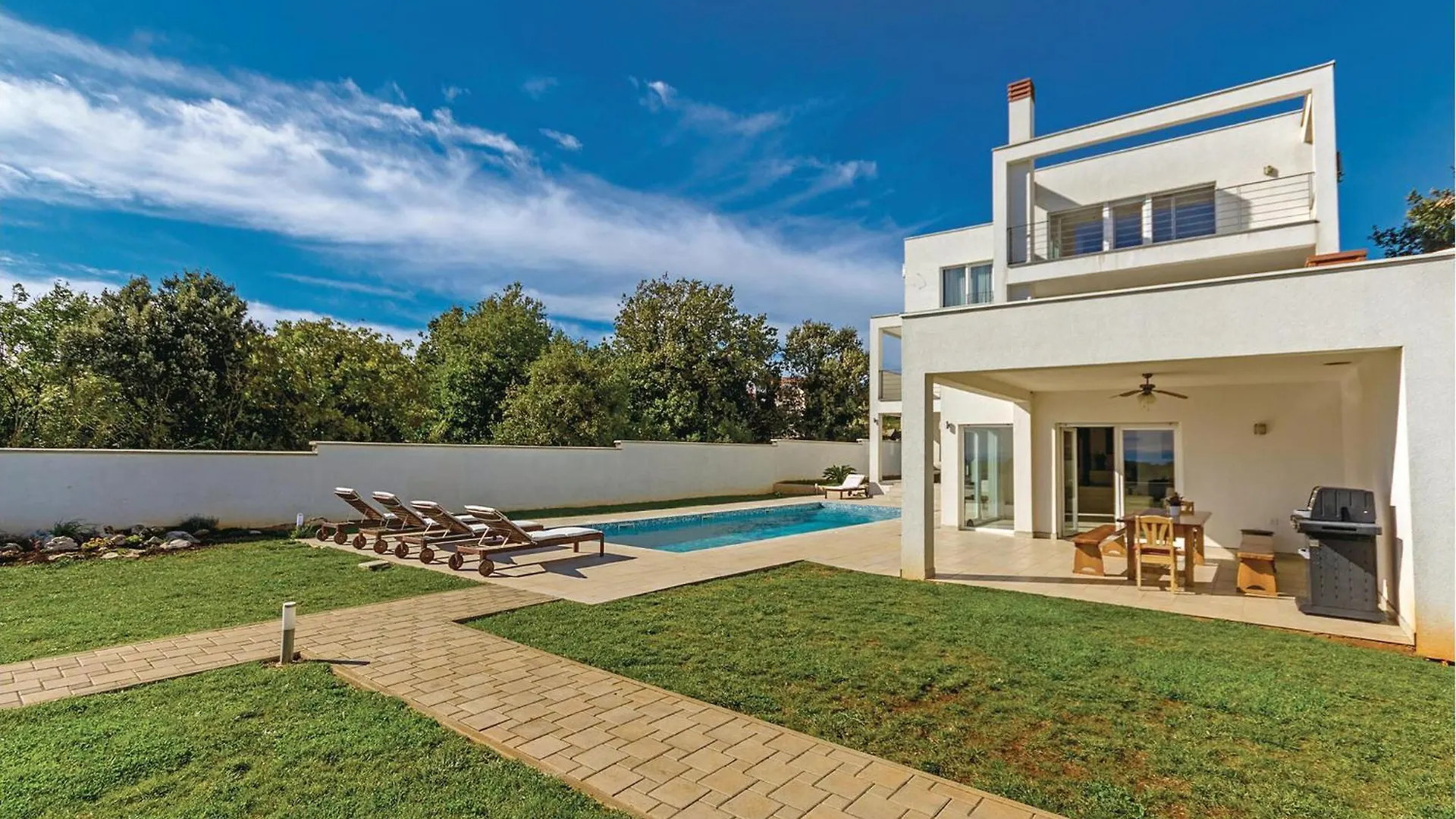 Beautiful Home In Liznjan With Kitchen Holiday home
